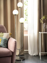SIMRISHAMN Lampu lantai, bersadur krom/putih opal kaca