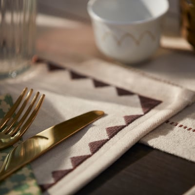 Gokvallå place mat, beige and brown, rectangular with zigzag border, 100% cotton.