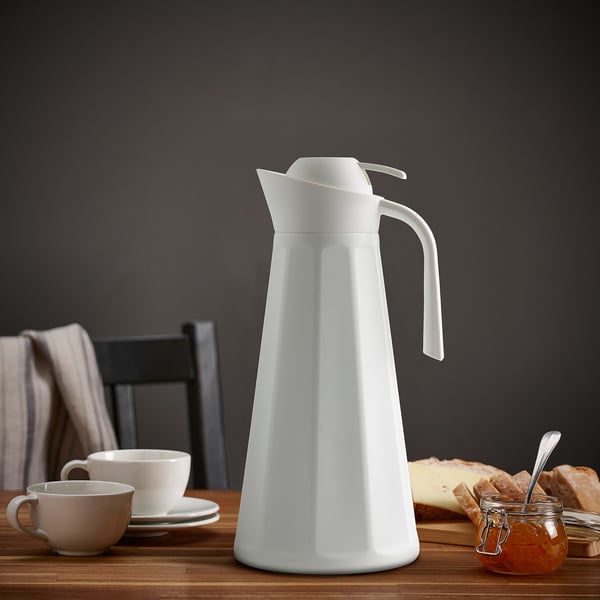 GOKVÄLLÅ thermal pitcher on wood table with cups, honey, bread.