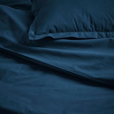 HAMPFLOCKEL duvet set in dark blue, folded, 100% cotton, crisp percale, envelope pillowcases.
