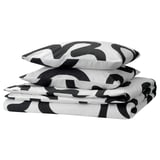 KLIPPBRÄCKA bedding set: folded black & white patterned duvet cover with pillowcases. Modern design, 80% cotton, 20% viscose.