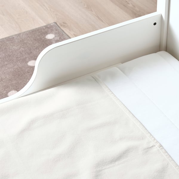 White bed protector, waterproof, cotton and plastic, prevents diaper leakage.