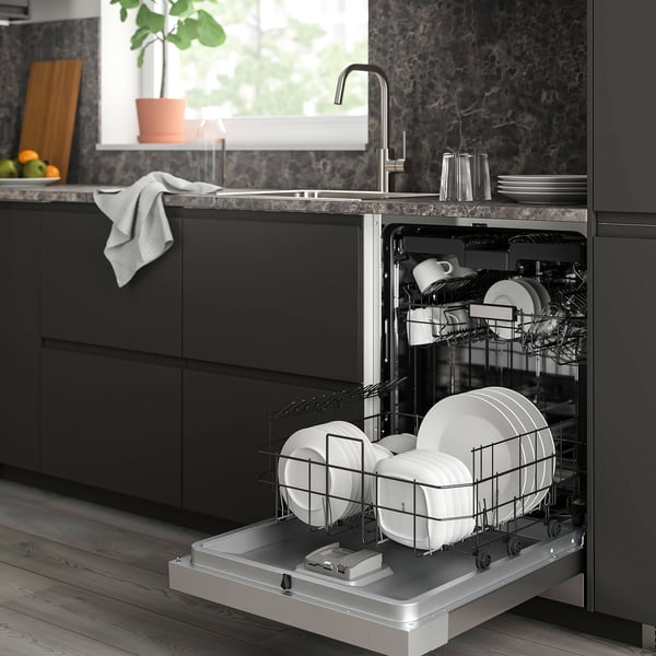 Black SÖDERBODA dishwasher in modern kitchen with clean dishes, fitting under counter.