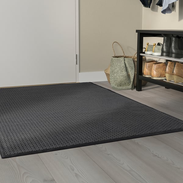 Doormat: VATTENVERK, black, textured, fits under shoe rack.