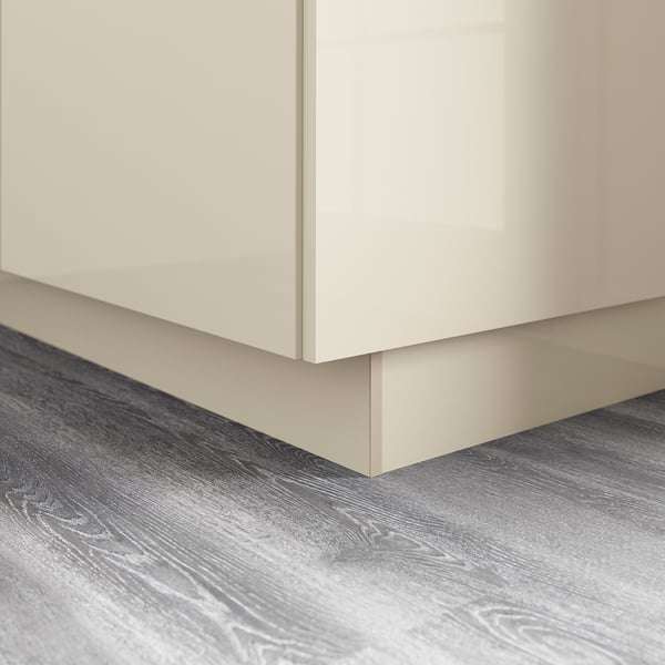 White high-gloss kitchen cabinet with integrated handles, showcasing the VOXTORP design.