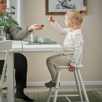 AGAM, witte junior stoel, hout, eenvoudig ontwerp, vier poten, rugleuning.