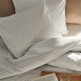 Knus bed met fris wit en zwart geruit patroon. Zachte, voorgewassen mix van katoen en linnen biedt comfort en warmte.