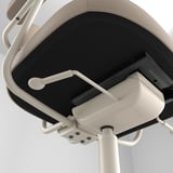 Ergonomisch detail van de stoelbasis met metalen frame, plastic mechanisme en lederen voetsteun.