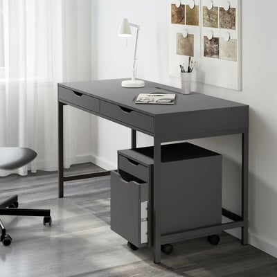 Een zwart ALEX-bureau met drie lades en een verrijdbare archiefkast, met georganiseerde opbergruimte in de werkruimte.