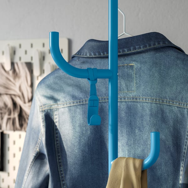 Blauwe hangende kapstok met jeans en handdoek, modern design, vrijstaand.