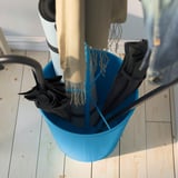 In de blauwe ÄLGANÄS-stand kunnen paraplu's en jassen van gepoedercoat metaal worden opgeborgen.