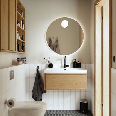 Moderne badkamer met eikenhouten wastafel, ronde spiegel, witte wastafel, donkere kranen, minimalistisch design.