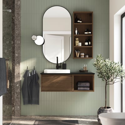 Moderne badkamer met bruin eiken ÄNGSJÖN ijdelheid, witte wastafel, spiegel, open planken, plant, grijze handdoeken.