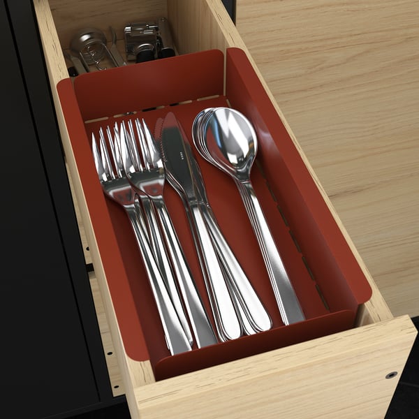 Houten lade met rood dienblad met bestek in compartimenten. Opgeruimde keukenberging met ÄSPINGE kitchenette.