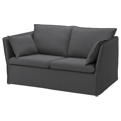 Grijze bank van gerecycled polyester met twee kussens, modern strak design.