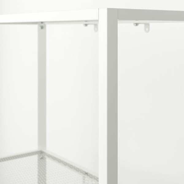 Strakke, moderne metalen kast met gaasdetail voor topkwaliteit en minimalistisch design.