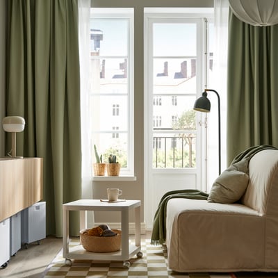 BENGTA groen breed lichtwerend gordijn, gerecycled polyester, eenvoudig elegant ontwerp.