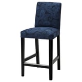 Een barkruk met blauw paisleypatroon en zwarte houten poten. Het heeft een gebogen rugleuning voor ondersteuning.