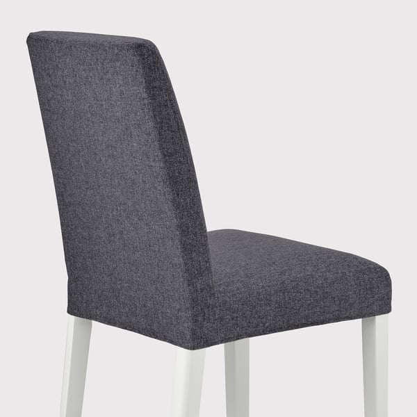 Een grijze gestoffeerde stoel met witte poten, met een modern design. De stoel heeft een hoge rugleuning voor ondersteuning en comfort, met een strakke, strakke esthetiek.