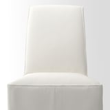 Moderne witte gestoffeerde stoel met strak design, hoge rugleuning en ondersteunende demping voor comfort.