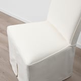 Moderne, wit gestoffeerde stoel met strakke lijnen, met hoogwaardige stof en gedetailleerd vakmanschap.