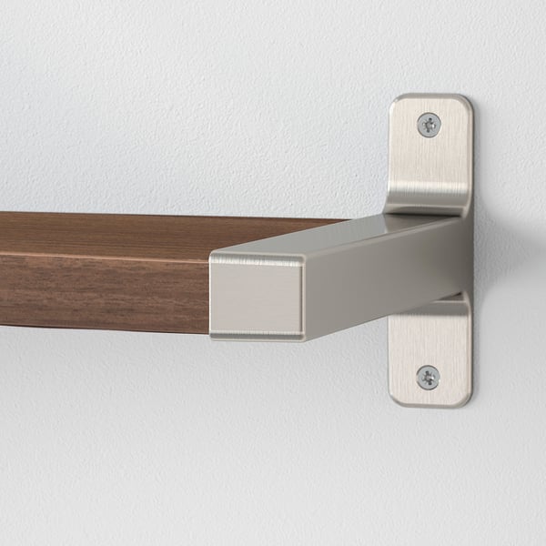 Moderne wandplank gemonteerd met metalen beugels. Strak design, stevige constructie, geschikt voor diverse ruimtes.