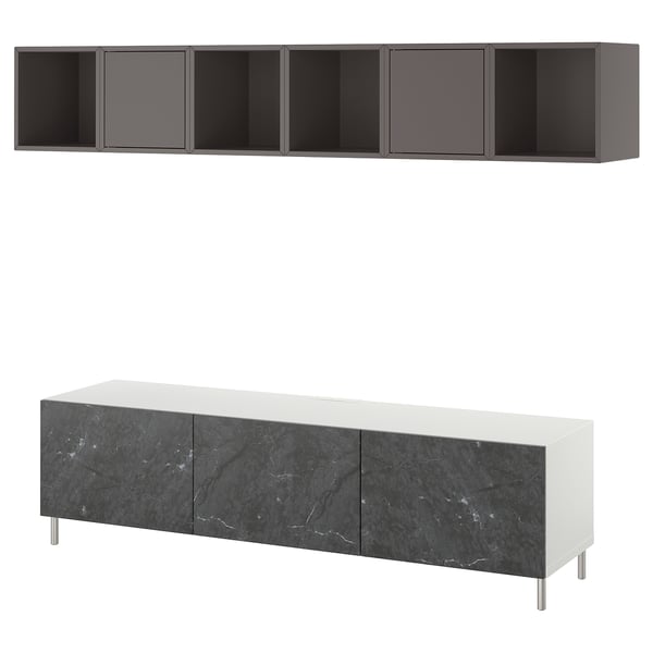 Een modern BESTÅ tv-meubel in wit en zwart marmer. Het is een lage kast met lades en een open kast erboven.