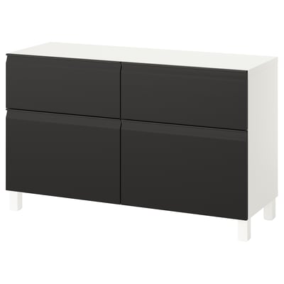 Een wit en zwart BESTÅ dressoir met twee delen en verstelbare planken.