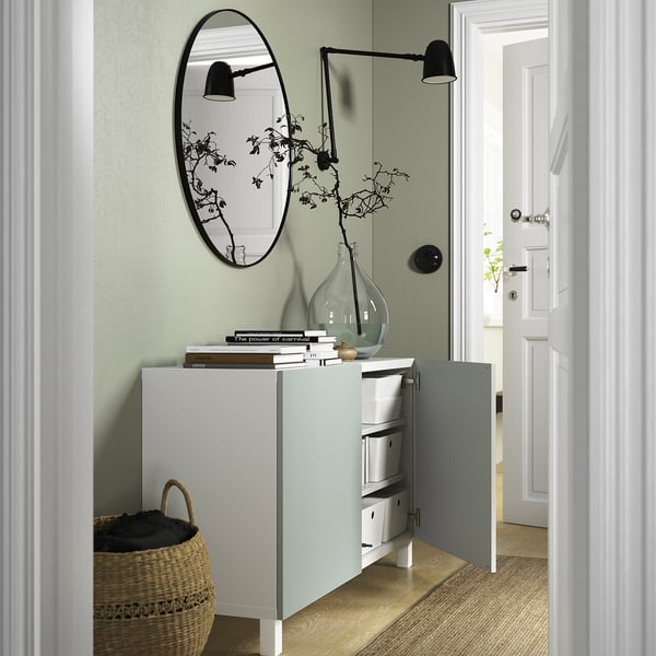 Modern dressoir met open deuren, opbergruimte, spiegel, licht en mand.