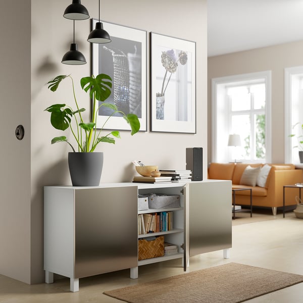 Modern dressoir met verstelbare planken, soft-close deuren, opslag & display. Twee planten en een luidspreker ernaast.