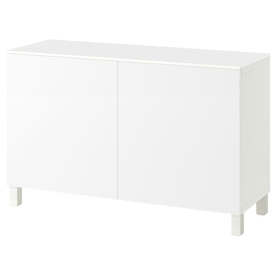Ikea BESTÅ witte kast: eenvoudige, rechthoekige vorm met twee deuren, verhoogd op vier poten, minimalistisch ontwerp voor opslag.