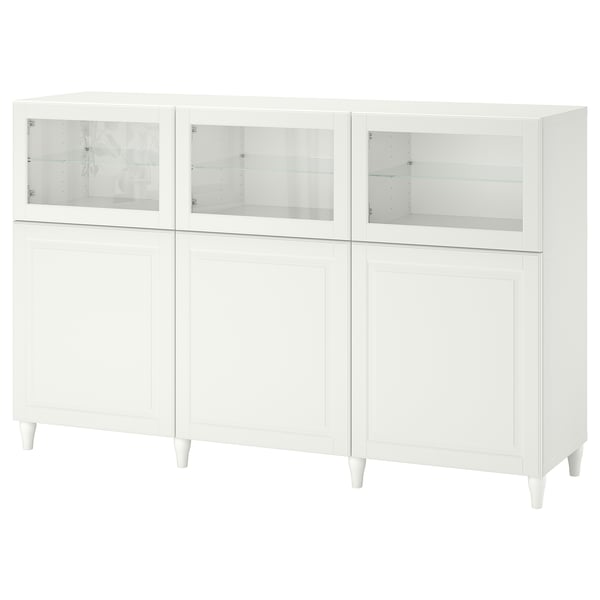 Een wit BESTÅ dressoir met glazen deuren en massieve deuren, met verstelbare planken, zachtsluitende scharnieren en een modern design.