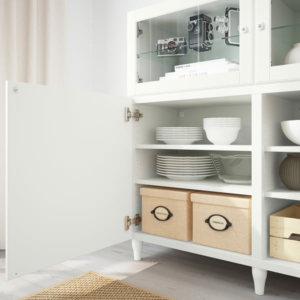 Wit dressoir met borden, dozen, camera's en soft-close scharnieren.