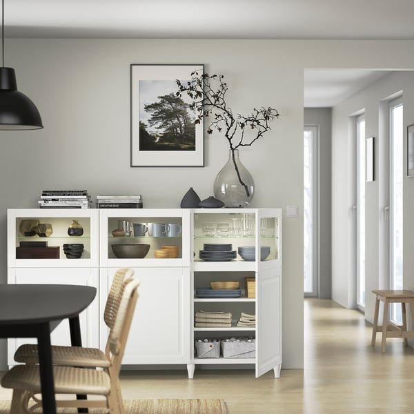Moderne eetkamer met BESTÅ dressoir, hanglamp en minimalistische inrichting.