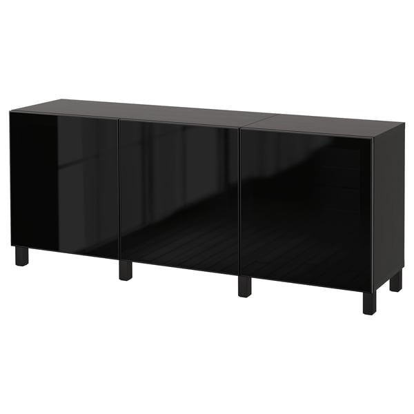 Een ikea BESTÅ zwart dressoir. Het strakke, reflecterende glazen deuren en verstelbare planken. Het moderne ontwerp bevat vierkante poten voor ondersteuning.