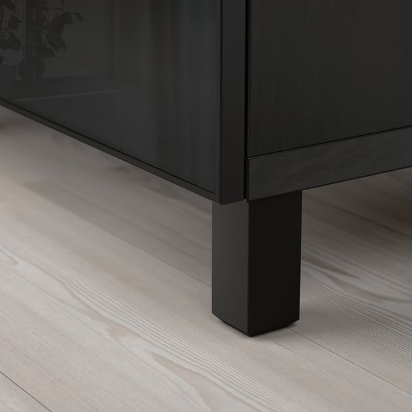 Modern, strak zwart dressoir met glazen blad en houten vloer, met hoogwaardig design en materialen.