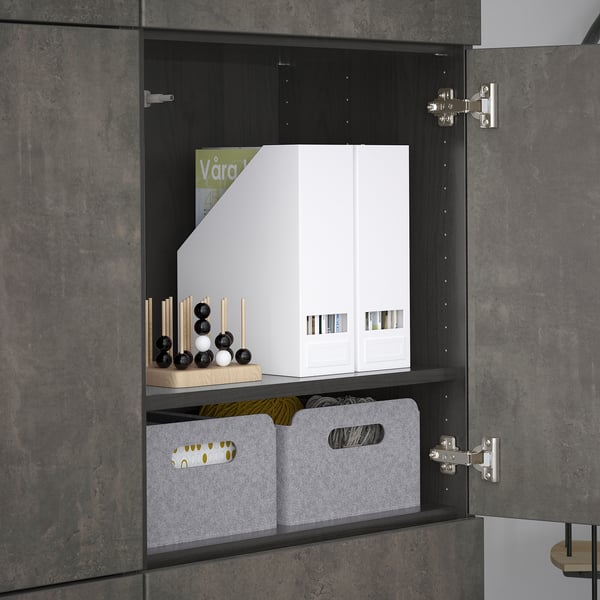 Open de BESTÅ kast met verstelbare planken, opbergdozen en decoratieve voorwerpen.