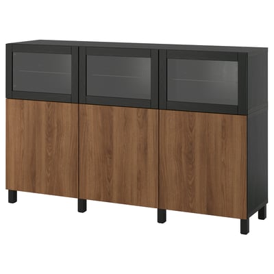 Een ikea BESTÅ dressoir in donkerbruin en zwart. Het heeft houten kastdeuren en glazen deuren om tentoon te stellen.