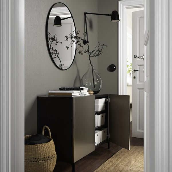 Moderne entree met BESTÅ dressoir, spiegel, lampen en mand.
