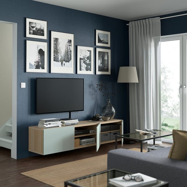 Moderne woonkamer met BESTÅ tv-meubel met verstelbare planken, kabelbeheer en een strak, luchtig ontwerp met soft-close deuren.