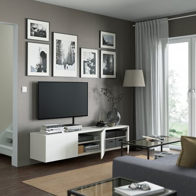 Wit BESTÅ tv-meubel, 3 vakken, wandmontage, kabelbeheer.