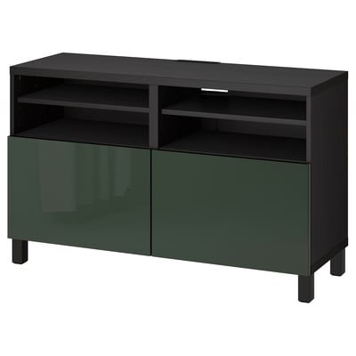 Zwart en groen tv-meubel, BESTÅ, met twee planken, twee kasten en schuine poten. Modern en functioneel ontwerp.