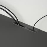 Snoerbeheersysteem: zwarte kabels lopen netjes door sleuven in een donker tv-meubel, waardoor de ruimte netjes en georganiseerd blijft.