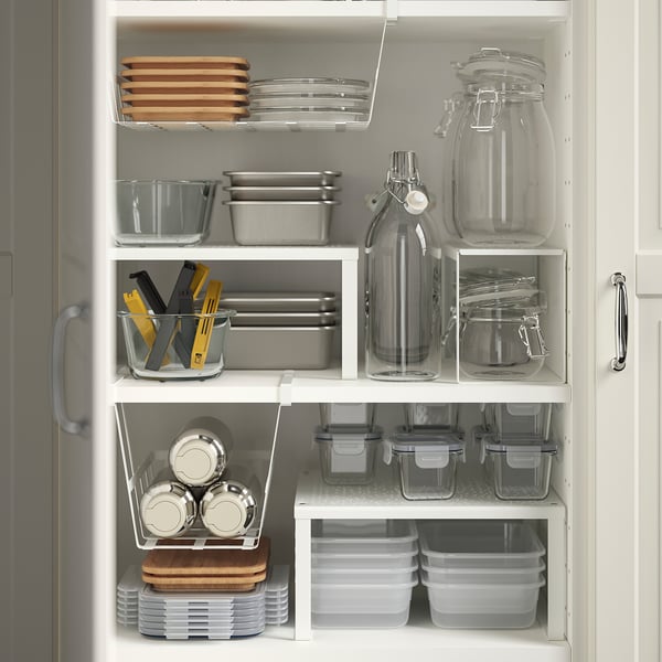 Keukenkast met witte planken, met potten, bakjes, blikken en BEVARA-clips.