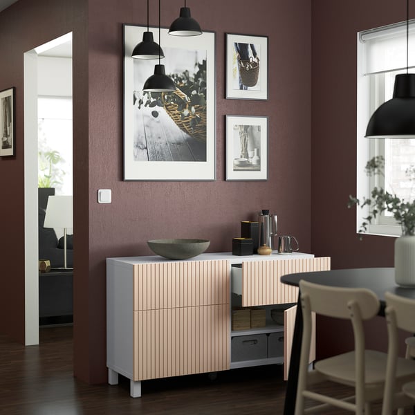 Moderne eetkamer met BJÖRKÖVIKEN dressoir, kunst en lampen.