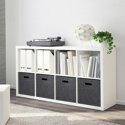 Witte BLÄDDRA opbergdoos op de plank, past op kallax, gemaakt van gerecycled polyester, houdt items netjes vast.
