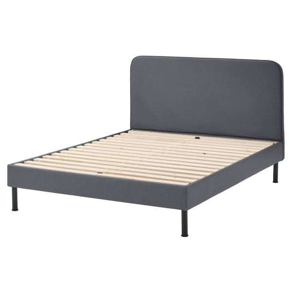 Een grijs BLÅFJÄLLET bedframe met een houten lattenbodem en metalen poten. Het heeft een gewatteerd, gestoffeerd hoofdeinde en voeteneinde.