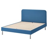 Het BLÅFJÄLLET bed in blauw bestaat uit een pluche, gestoffeerd hoofdeinde en voeteneinde met houten latten ter ondersteuning.
