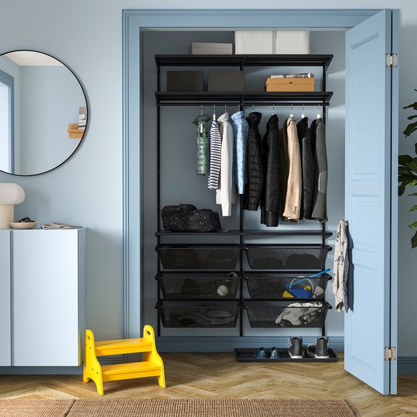 Gele kruk, zwarte BOAXEL kast, nette kleding, blauwe muren.