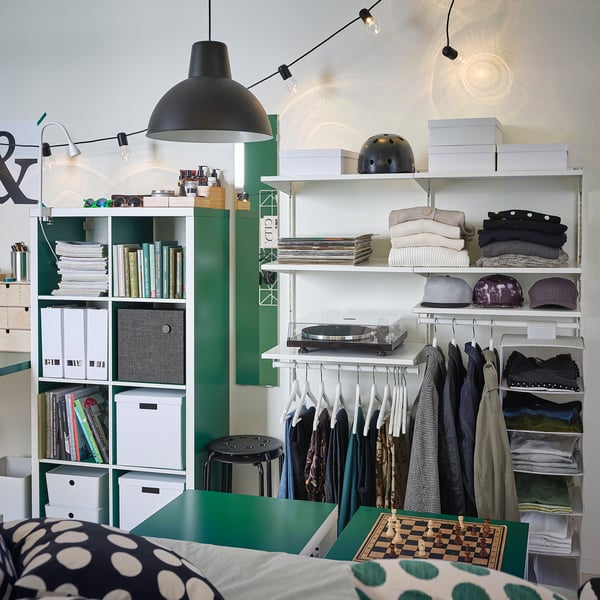 Moderne groene BOAXEL opbergers: kleding, boeken, platen, hoeden, schaakbord, verlichting.